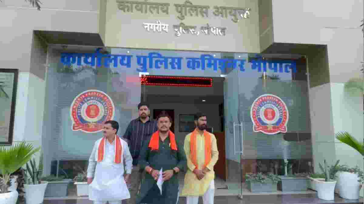 गणेश विसर्जन में पथराव मामलाः बजरंग दल प्रतिनिधि मंडल ने पुलिस अधिकारियों से की मुलाकात, हिंदू समाज को बदनाम करने वाले विधर्मियों पर कार्रवाई की मांग