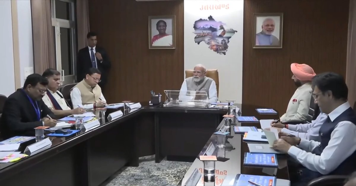 खराब मौसम के चलते आपदा प्रभावित क्षेत्रों का निरीक्षण नहीं कर पाए पीएम मोदी, एयरपोर्ट में की समीक्षा बैठक, 1200 करोड़ के आर्थिक पैकेज की घोषणा