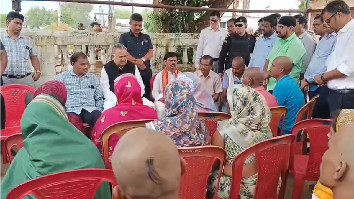 राजनांदगांव ट्रिपल मर्डर मामला : विधानसभा अध्यक्ष डॉ. रमन सिंह ने पीड़ित परिवारों से की मुलाकात, आर्थिक सहायता और अनुकंपा नियुक्ति देने की घोषणा, इधर कांग्रेस ने बनाई 8 सदस्यीय जांच समिति