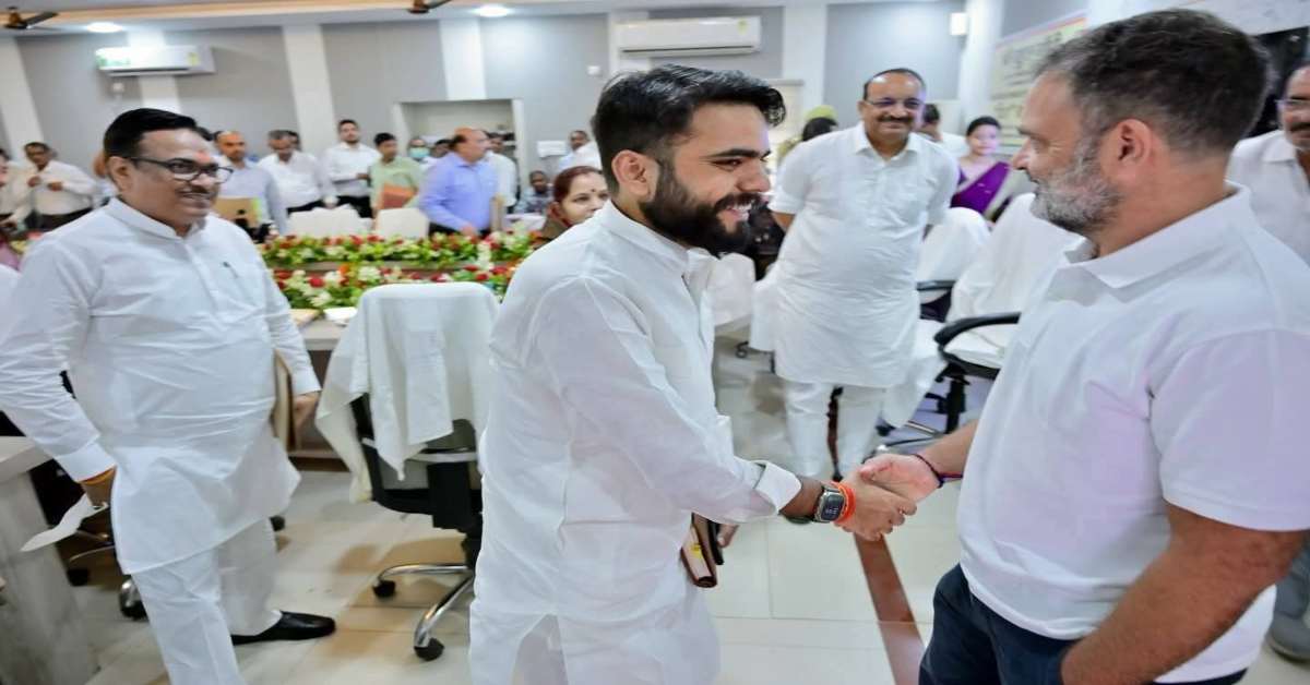 ‘कल मंत्री दिनेश सिंह काफिला रोक रहे थे, आज बेटा राहुल से हाथ मिला रहा’, सांसद से मंत्री के बेटे ने हाथ मिलाया तो मचा बवाल