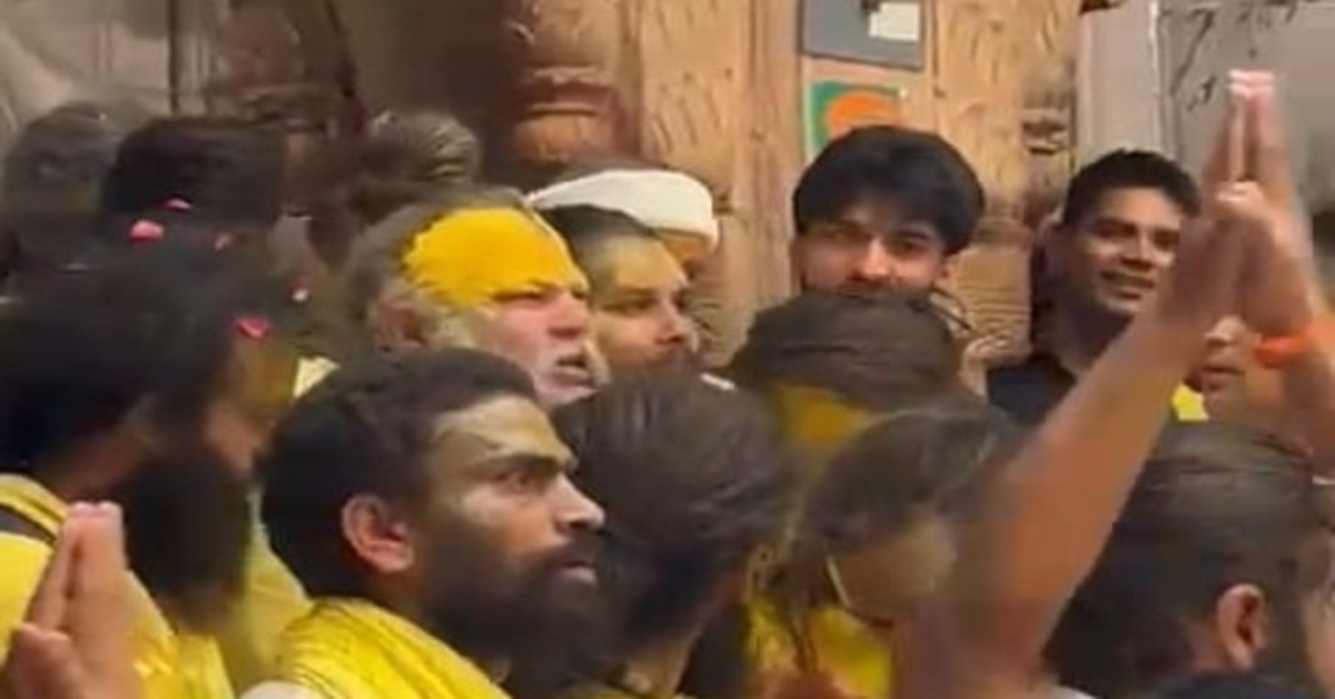 बांके बिहारी जी के दर्शन करने पहुंचे प्रेमानंद महराज, झलक पाने के लिए बेकाबू हुई भीड़, 10 तक मंदिर में रहे संत