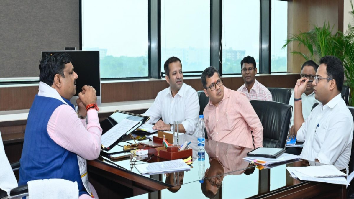शिक्षा मंत्री गजेंद्र यादव ने अधिकारियों को दिए निर्देश, कहा- एक ही टेंडर के माध्यम से हो पुस्तकों की छपाई और परिवहन