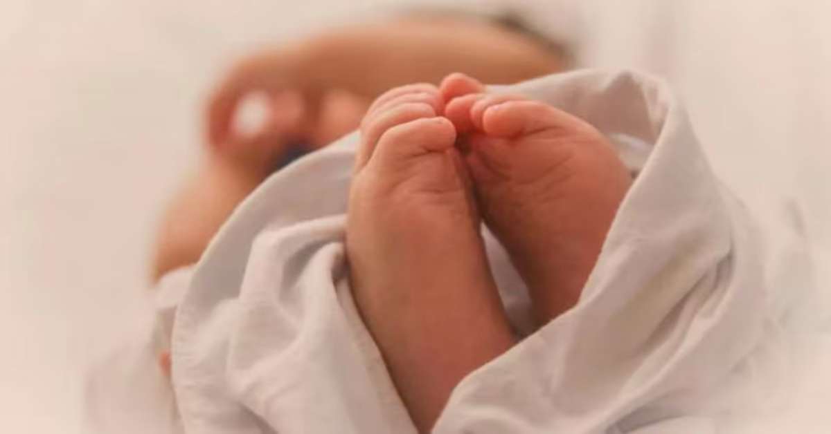 अरे…क्या कुसूर था उस मासूम का! क्रूर मां-बाप ने 15 दिन की बच्ची को जिंदा दफनाया, रोने की आवाज सुनकर पहुंचा चरवाहा, मामला जानकर फट जागा कलेजा
