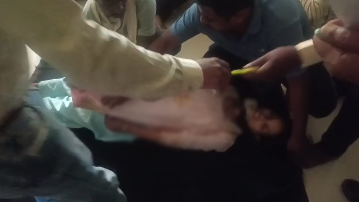 CG News: क्वार्टर में फंदे पर लटकी मिली आरक्षक की पत्नी की लाश, इलाके में फैली सनसनी, जांच में जुटी पुलिस