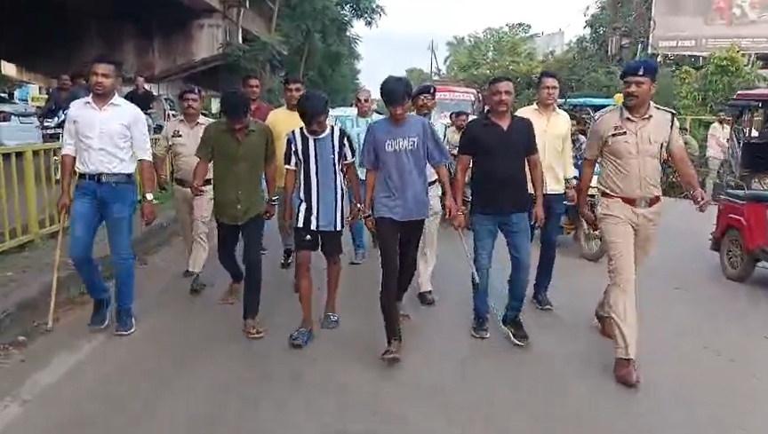 नवागांव हत्या मामला : दोहरे हत्याकांड का फरार एक और आरोपी गिरफ्तार, अब तक 11 लोग चुके हैं जेल, आरोपियों का पुलिस ने निकाला जुलूस