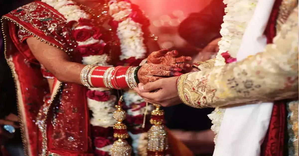 बेचारा पति क्या ही करता… शादी के 6 महीने बाद पति ने पत्नि को प्रेमी संग किया विदा, डरे सहमे पति ने खुद कराए फेरे