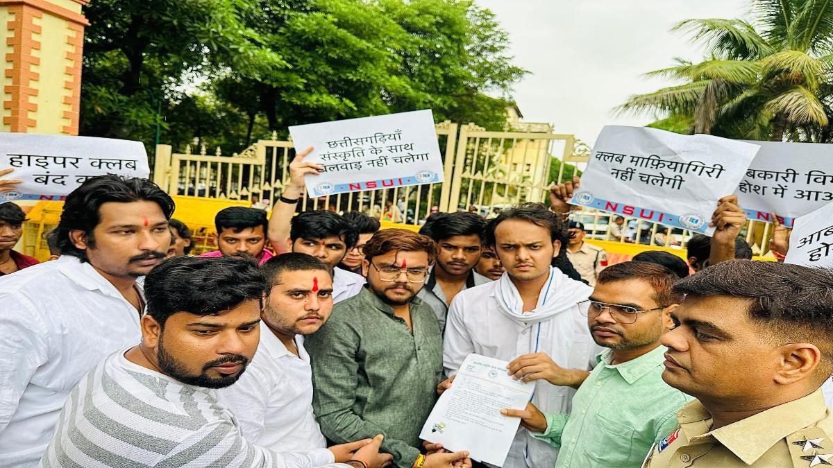 रायपुर में अश्लील आयोजनों के खुलासे के बाद NSUI ने आबकारी कार्यालय का किया घेराव, Hyper Club का लाइसेंस रद्द करने की मांग