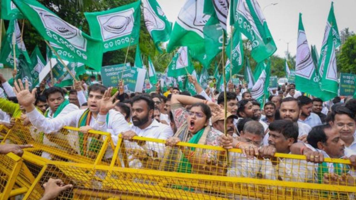 Odisha News : प्रदेश में उर्वरक संकट को लेकर सड़कों पर उतरी BJD, सरकार के खिलाफ किया जमकर प्रदर्शन, राज्यपाल को ज्ञापन सौंपकर की हस्तक्षेप की मांग