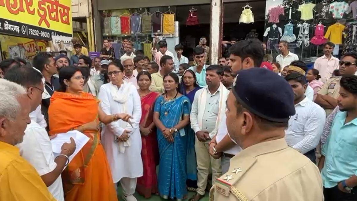 आबकारी विभाग के खिलाफ कांग्रेस का प्रदर्शन, पर्चों में मांगी अवैध शराब बिक्री की अनुमति, विभाग पर माफियाओं को संरक्षण देने का लगाया आरोप