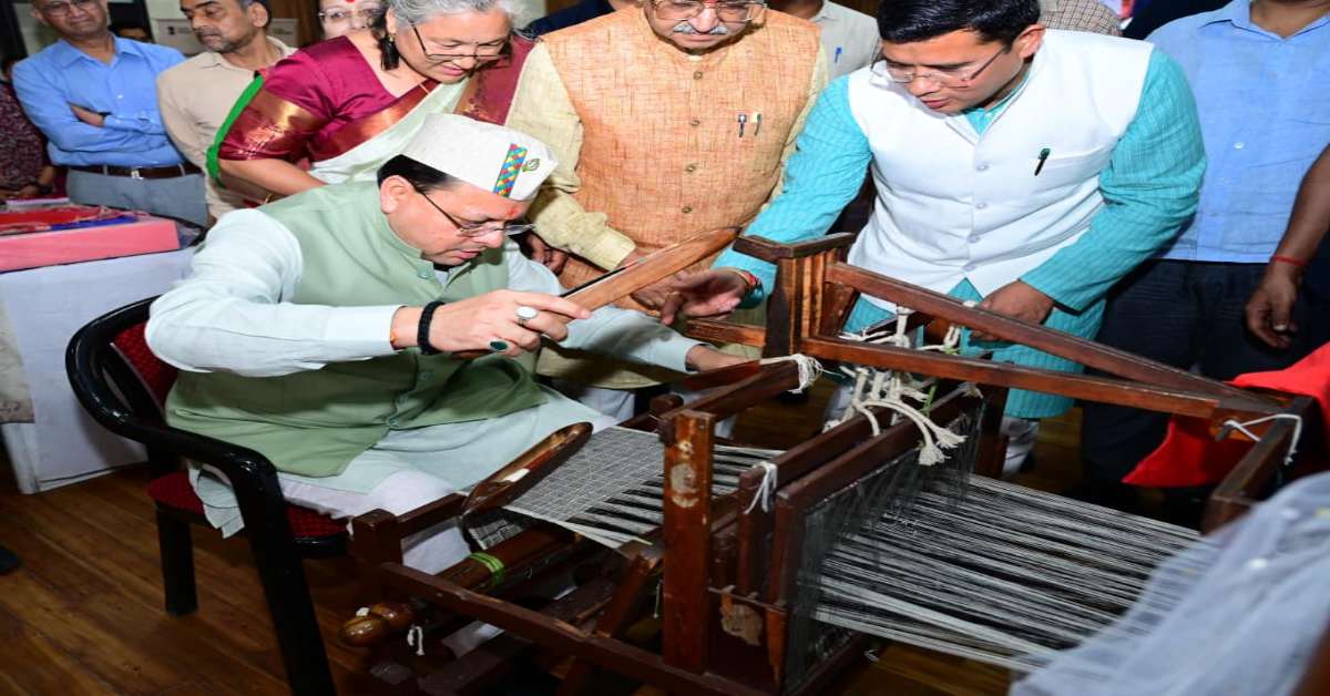 हथकरघा और हस्तशिल्प विकास परिषद के कार्यक्रम में शामिल हुए CM धामी, 11 लोगों को उत्तराखण्ड शिल्प रत्न पुरस्कार देकर कह दी बड़ी बात