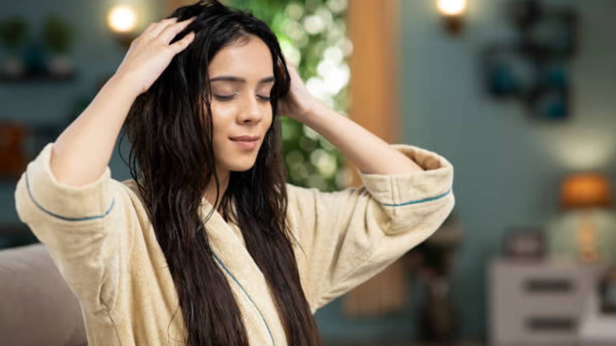 क्या रातभर बालों में तेल लगा कर सोना सही है? जानिए फायदे और नुकसान