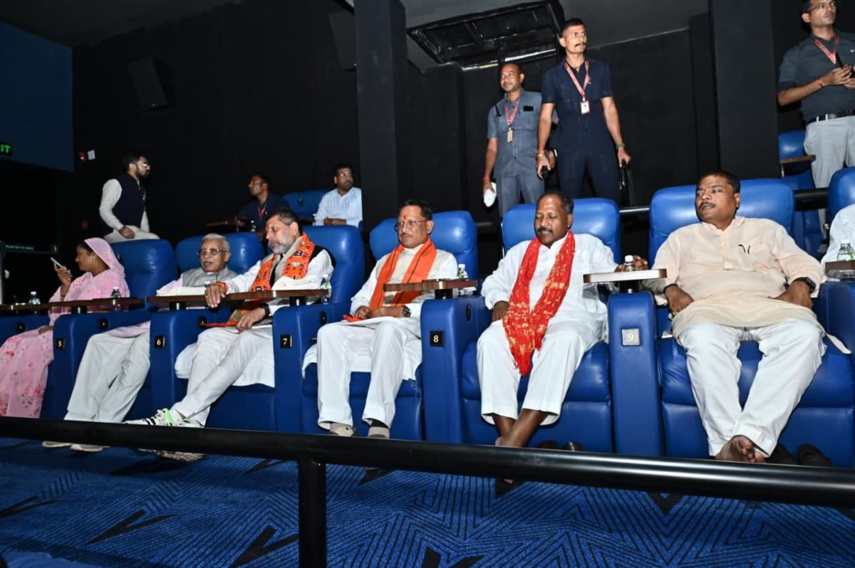 मुख्यमंत्री साय ने देखी पीएम मोदी के जीवन पर आधारित डॉक्यूमेंट्री फिल्म ‘चलो जीते हैं’, कहा- यह फिल्म प्रधानमंत्री के व्यक्तित्व को और करीब से जानने का देता है मौका
