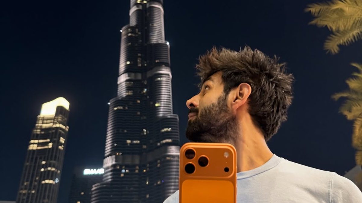 Kartik Aaryan ने बुर्ज खलीफा के सामने अपने फोन के साथ ली सेल्फी, फोटो शेयर कर लिखा मजेदार कैप्शन …