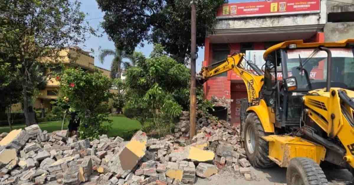 अखिलेश के आवास पर गरजा बाबा का बुलडोजर: मकान की बाउंड्री ध्वस्त, सरकारी भूमि पर कब्जे का आरोप
