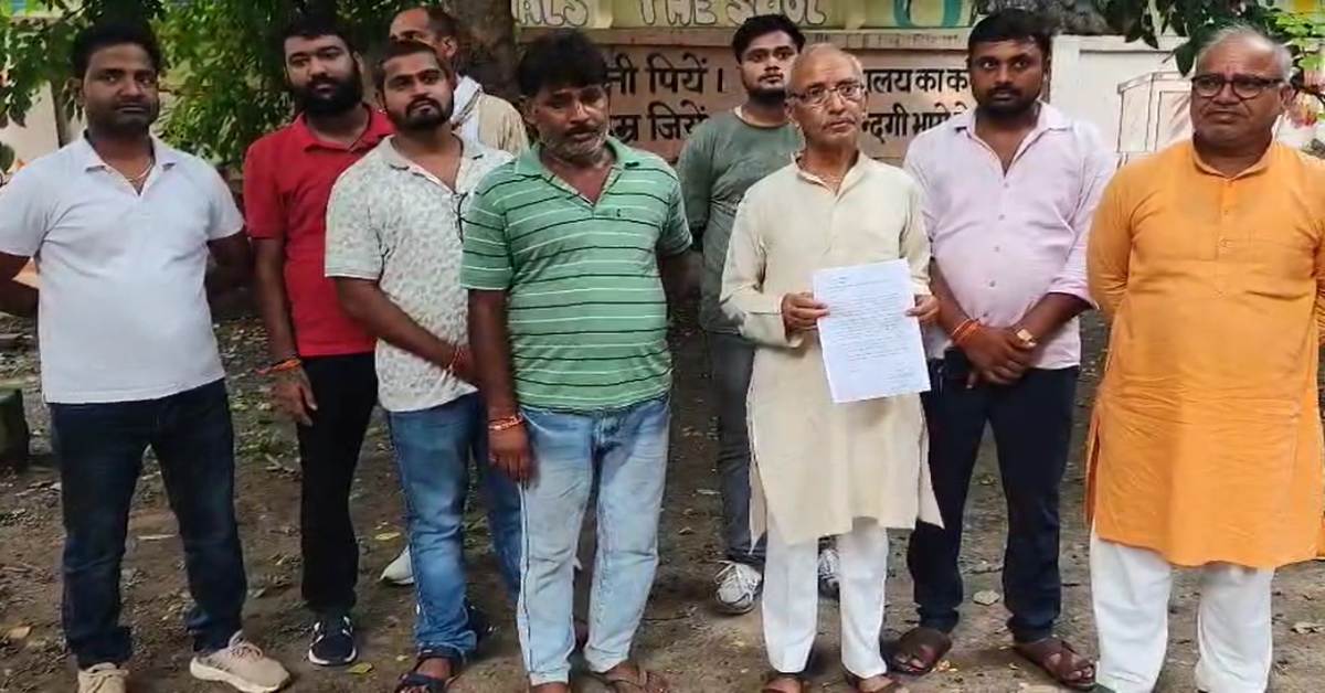 UP में दबंगों के हौसले बुलंद : स्वामी प्रसाद मौर्य तो थप्पड़ मारने वाले रोहित ने मंदिर की जमीन पर किया कब्जा, ग्रामीण में आक्रोश, कहा- ये हमारी आस्था पर प्रहार