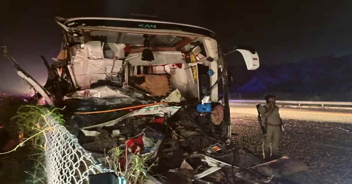 हाइवे पर मौत का सफरः ट्रक से जा भिड़ी 50 यात्रियों से भरी बस, मची चीख-पुकार, मंजर देख लोगों का मुंह को आ गया कलेजा