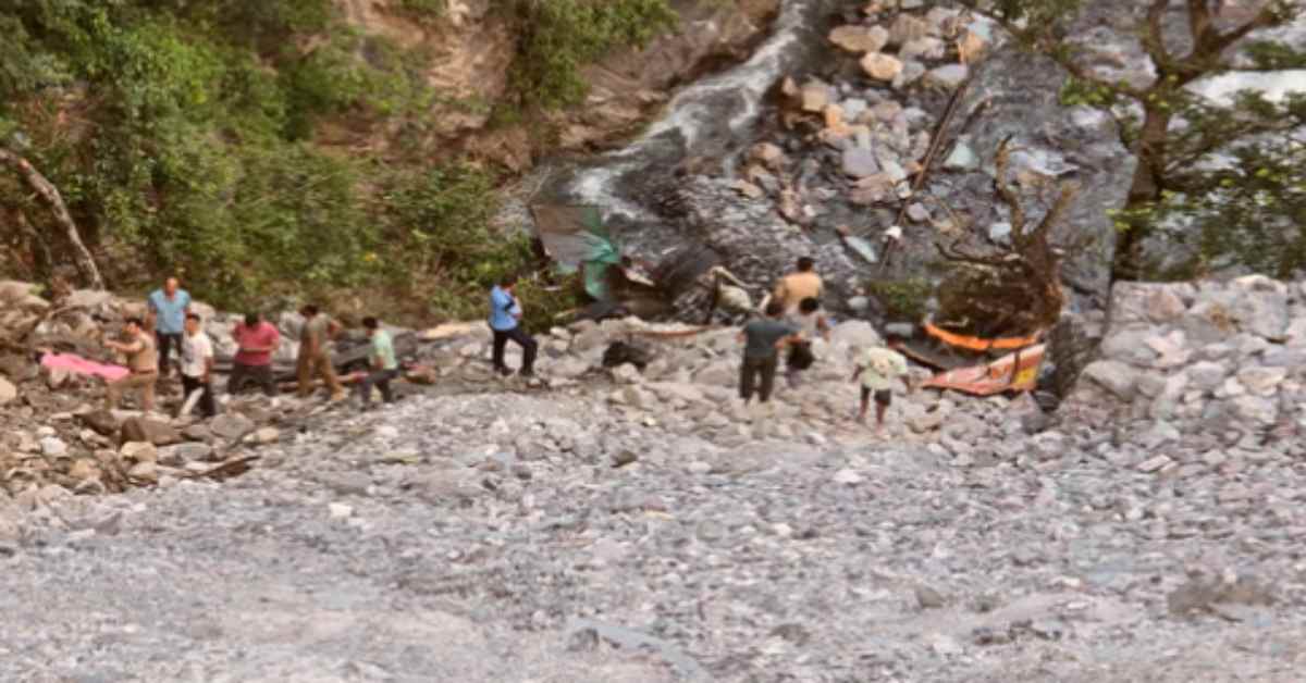 खाई में समाई जिंदगीः ऋषिकेश-बदरीनाथ मार्ग पर ट्रक भीषण सड़क हादसे का हुआ शिकार, चालक की मौत