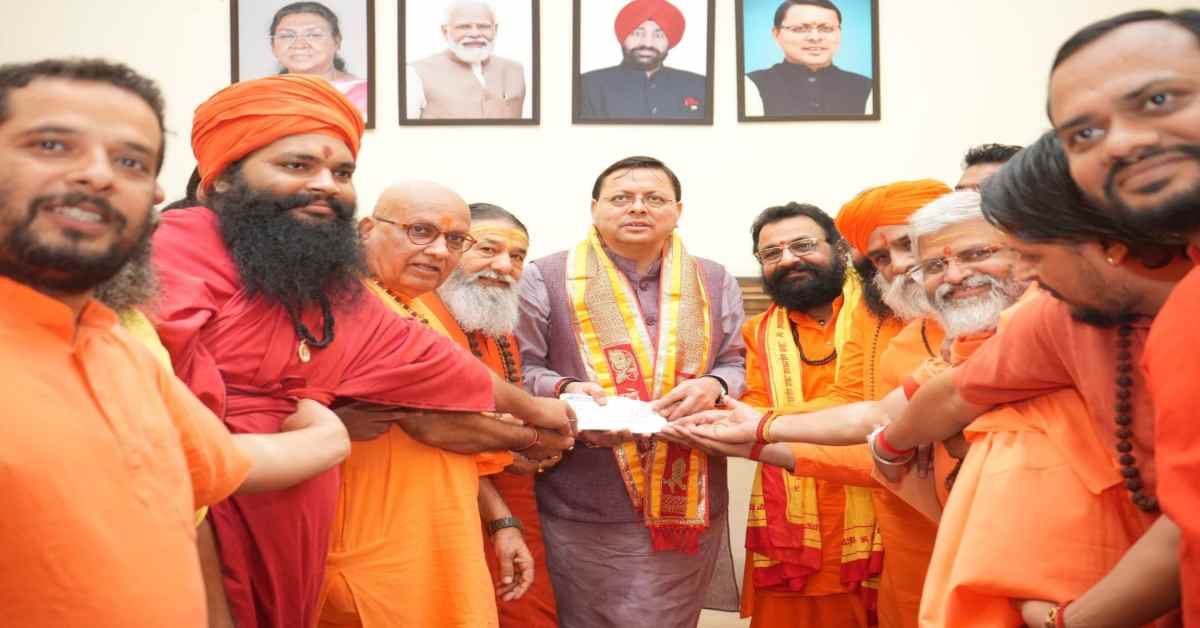 अखाड़ा परिषद के एक प्रतिनिधिमंडल ने CM धामी से की मुलाकात, मुख्यमंत्री राहत कोष में दी 34 लाख की सहायता राशि