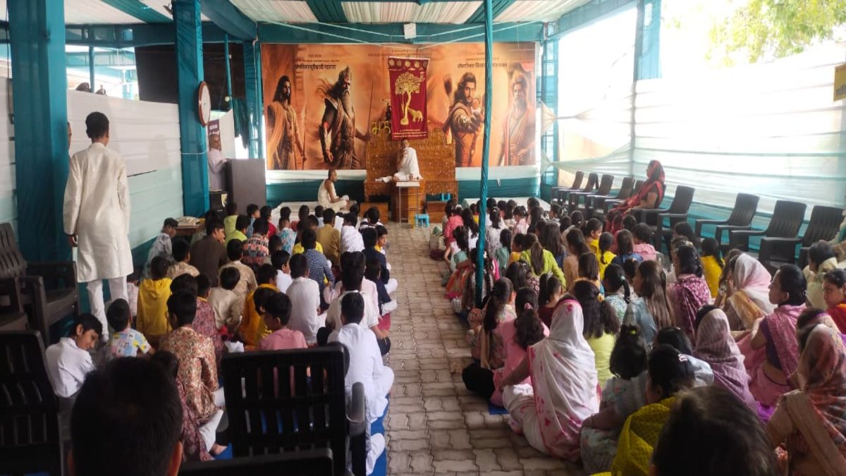 गतिमान रविवारीय अध्यात्म शाला में बच्चों और पालकों को संस्कारों का दिया गया संदेश, मुनिराज शोभनतिलक विजय ने कहा- माता-पिता संस्कारों के निर्माता