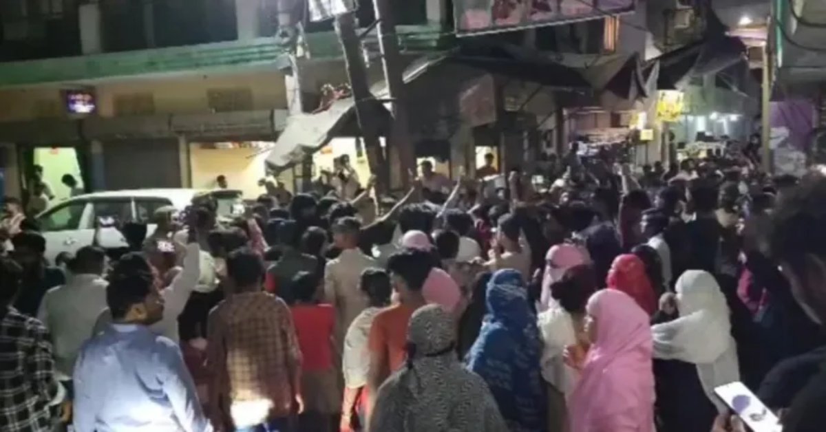 I Love मोहम्मद’ के जुलूस में बवाल : रोकने पहुंची पुलिस पर पथराव, भीड़ ने वर्दी के स्टार तक नोचे, 6 गिरफ्तार, क्षेत्र में फोर्स तैनात