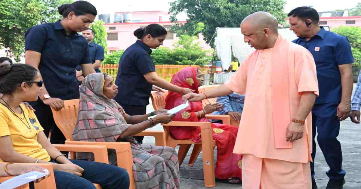 ‘रुपयों की कमी से इलाज नहीं रुकेगा…’, जनता दर्शन में CM योगी ने अफसरों को दिए निर्देश, कहा- नागरिकों की सेवा हमारी प्राथमिकता