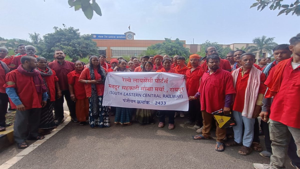 रायपुर DRM ऑफिस में कुलियों का प्रदर्शन, बैटरी वाहनों के परिचालन का किया विरोध, परिवार के भरण-पोषण का गहराया संकट