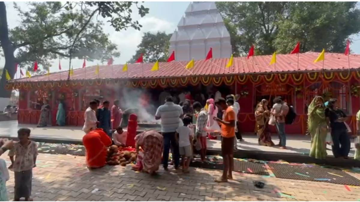 Navratri 2025 : इस मंदिर में नहीं है मां के प्रतिमा का सिर, एक साथ है दो मूर्तियां, एक काली और एक लाल, बैगा के बाद पंडित करते हैं पूजा …