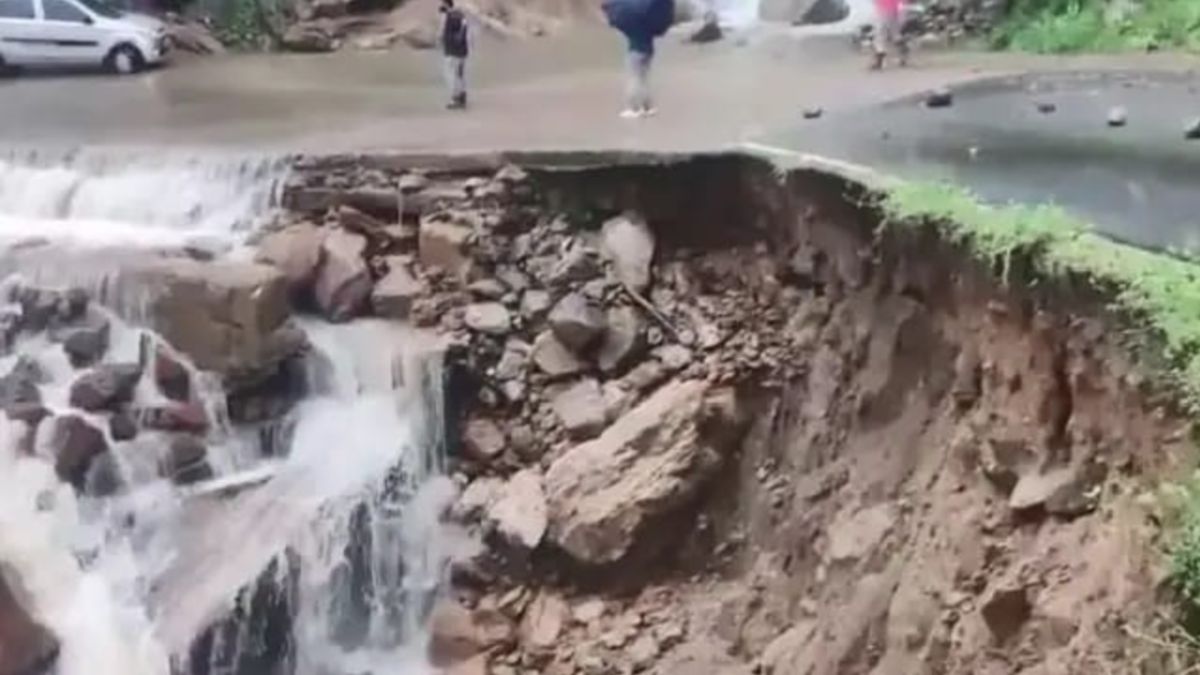 मलकानगिरी में बादलों का कहर: बोंडा घाटी में भारी बारिश के बाद भूस्खलन से टूटा सड़क संपर्क, बहाली जारी
