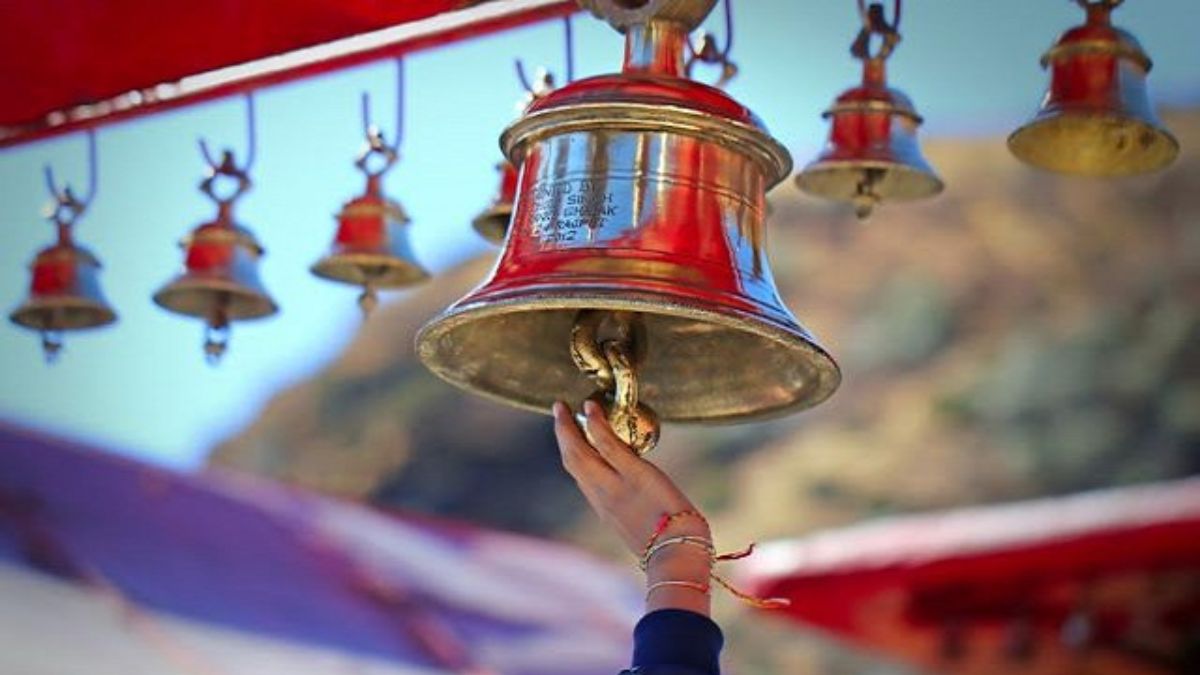 मंदिर प्रवेश से पहले क्यों बजाई जाती है घंटी ? जानिए आध्यात्मिक और वैज्ञानिक रहस्य