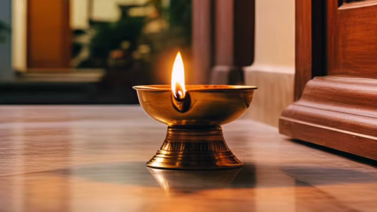 सुबह-शाम घर में दीपक जलाएं, पाएं समृद्धि और शांति: जानें क्या है सही दिशा