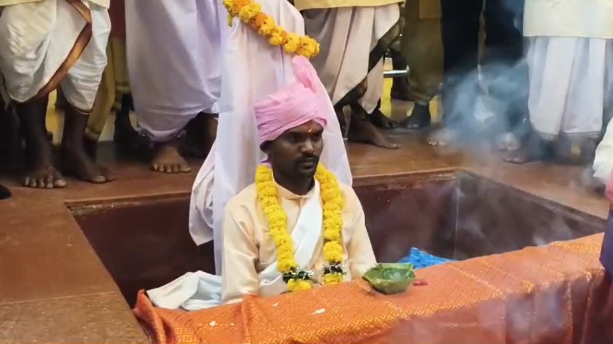 बस्तर दशहरा : 600 साल पुरानी परंपरा ‘जोगी बिठाई’ सम्पन्न, 9 दिनों के लिए गड्ढे में तपस्या पर बैठे जोगी, इटली से पहुंचे पर्यटक