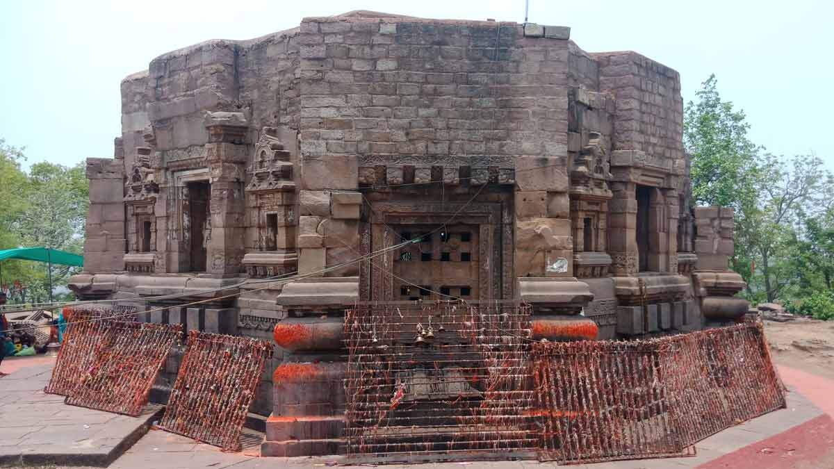 मां के इस मंदिर में होते हैं अनोखे चमत्कार : बलि के बाद फिर से जिंदा हो जाता है बकरा, मूर्ती भी बदल लेती है रंग …