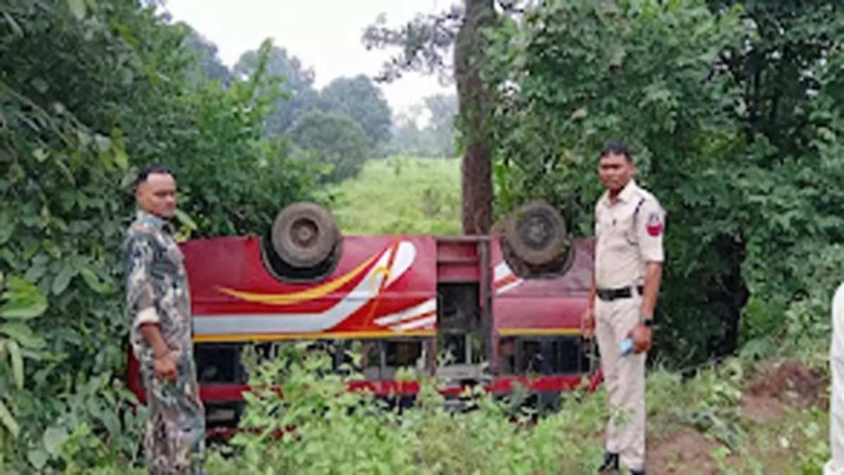 CG News : बस पलटने से मची अफरा-तफरी, 4 साल की बच्ची की मौत, कई यात्री घायल