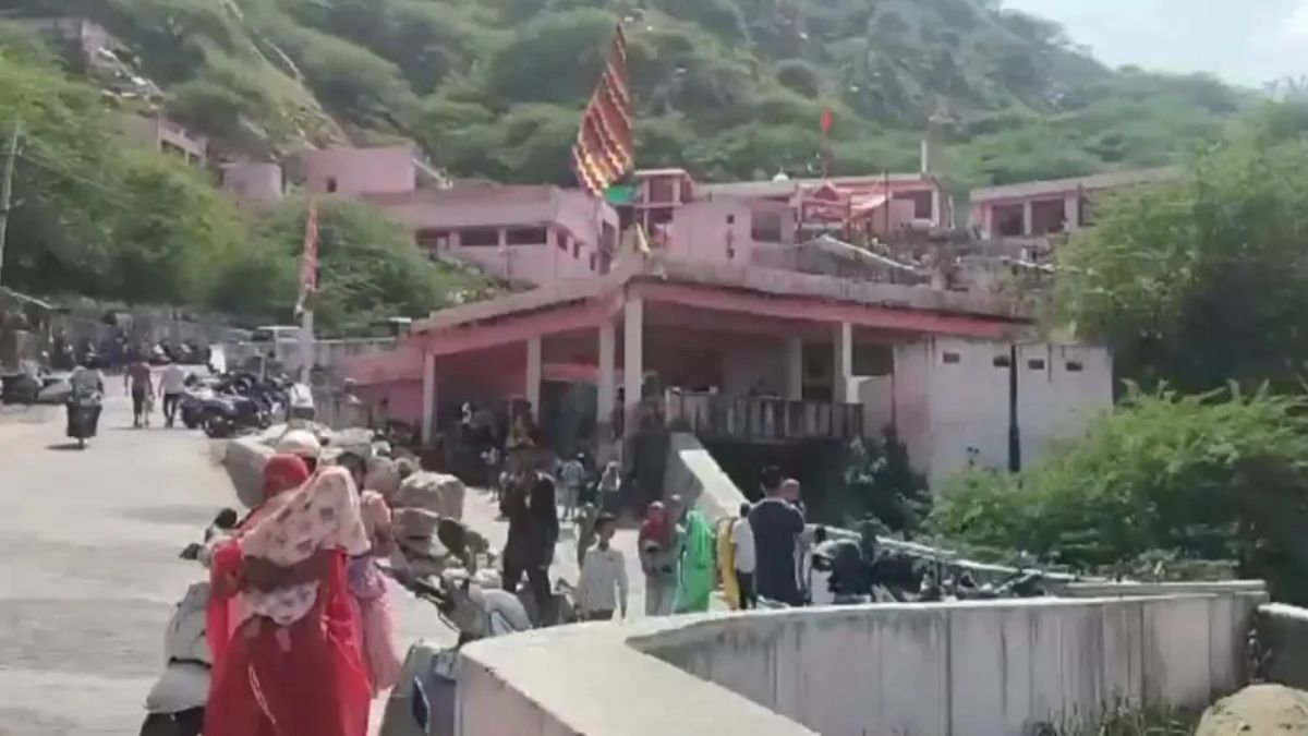 कभी खाली नहीं होता 1160 साल पुराने इस मंदिर का जलकुंड, तलवारों के साथ होती है आरती …