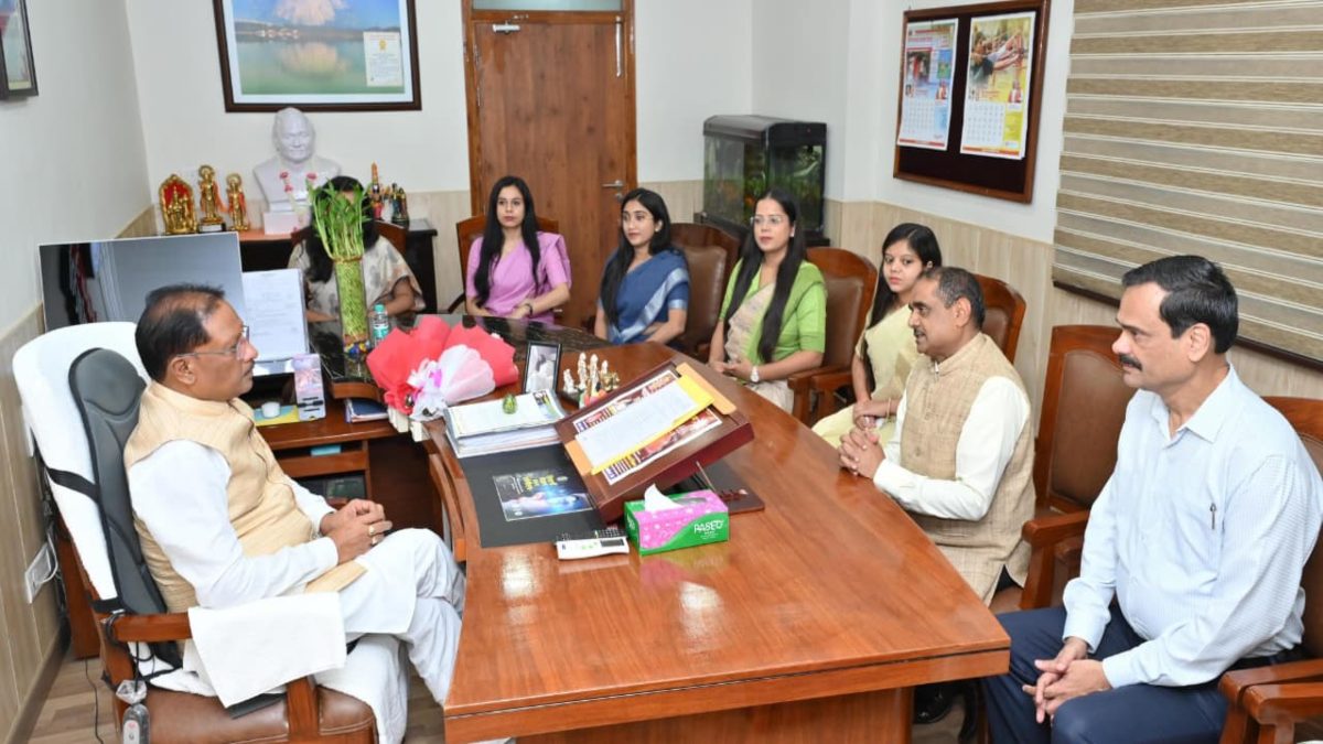 मुख्यमंत्री साय से SAS के प्रशिक्षु अफसरों ने की सौजन्य मुलाकात, CM ने कहा- जनता की समस्याओं को हल करने में राज्य प्रशासनिक सेवा के अधिकारियों की है अहम भूमिका