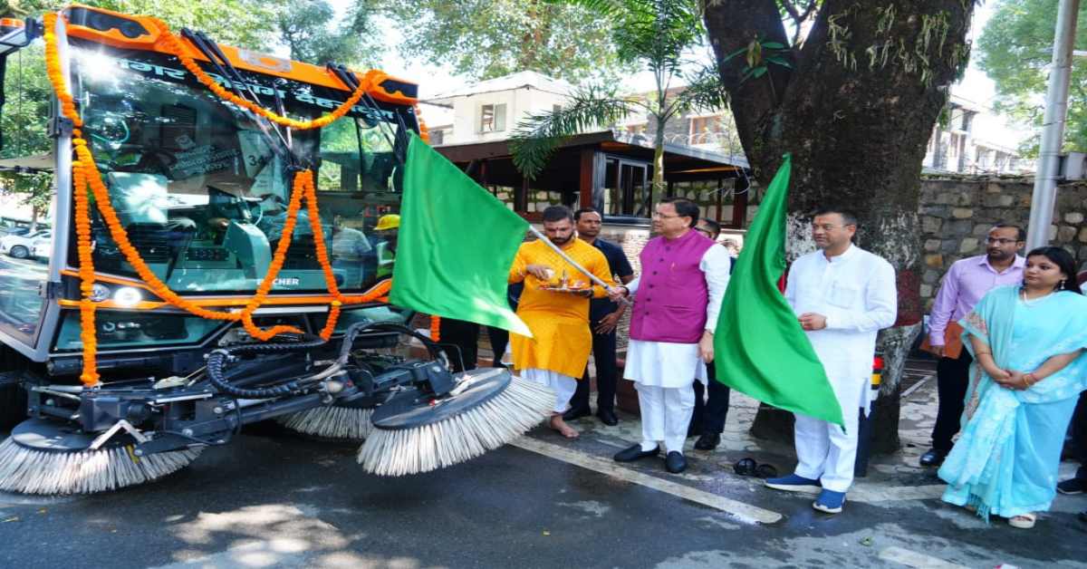 CM धामी ने वैक्यूम बेस्ड रोड स्वीपिंग मशीन को दिखाई हरी झंडी, कहा- धूल और प्रदूषण के स्तर में कमी आएगी, जिससे…