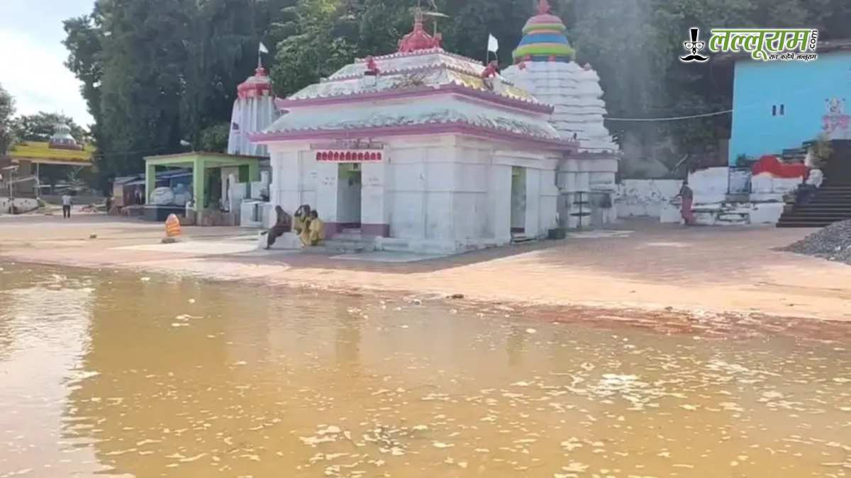 कटक पर बाढ़ का साया: बढ़ा महानदी का जलस्तर, मां भट्टारिका मंदिर तक पहुंच पानी, पूजा-अर्चना जारी