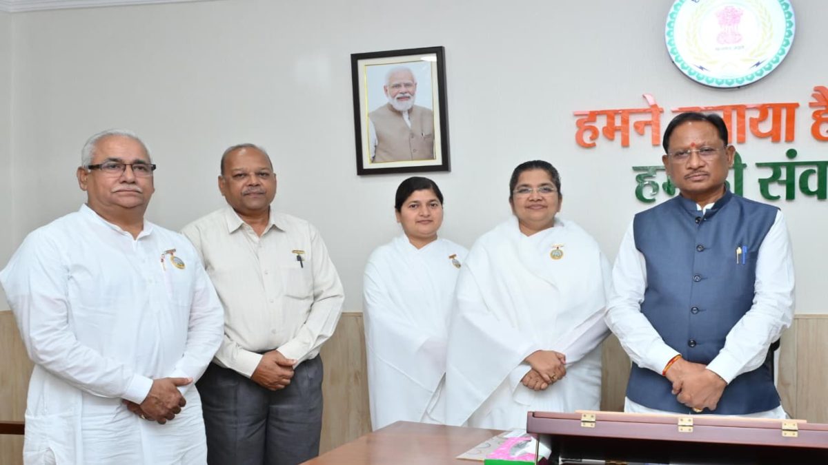 मुख्यमंत्री साय से प्रजापिता ब्रह्माकुमारी ईश्वरीय विश्वविद्यालय के प्रतिनिधिमंडल ने की मुलाकात, वैश्विक शिखर सम्मेलन में शामिल होने का दिया न्योता