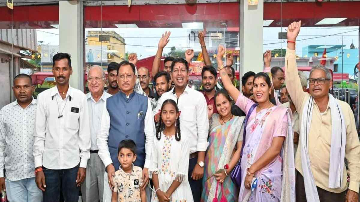 जीएसटी बचत उत्सव: सीएम साय पहुंचे ट्रैक्टर शोरूम, किसानों से किया संवाद, कहा – ट्रैक्टर खरीदी में किसानों को मिली बड़ी राहत