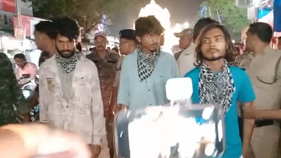 आदिवासी युवती से सामूहिक दुष्कर्म के आरोपियों का पुलिस ने निकाला जुलूस, समाज में भारी आक्रोश