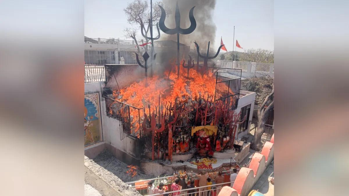 इस मंदिर में माता करती हैं अग्नि स्नान : 10 से 20 फीट तक उठती हैं आग की लपटें, सबकुछ जलकर हो जाता है राख, लेकिन मां को नहीं होता कुछ …