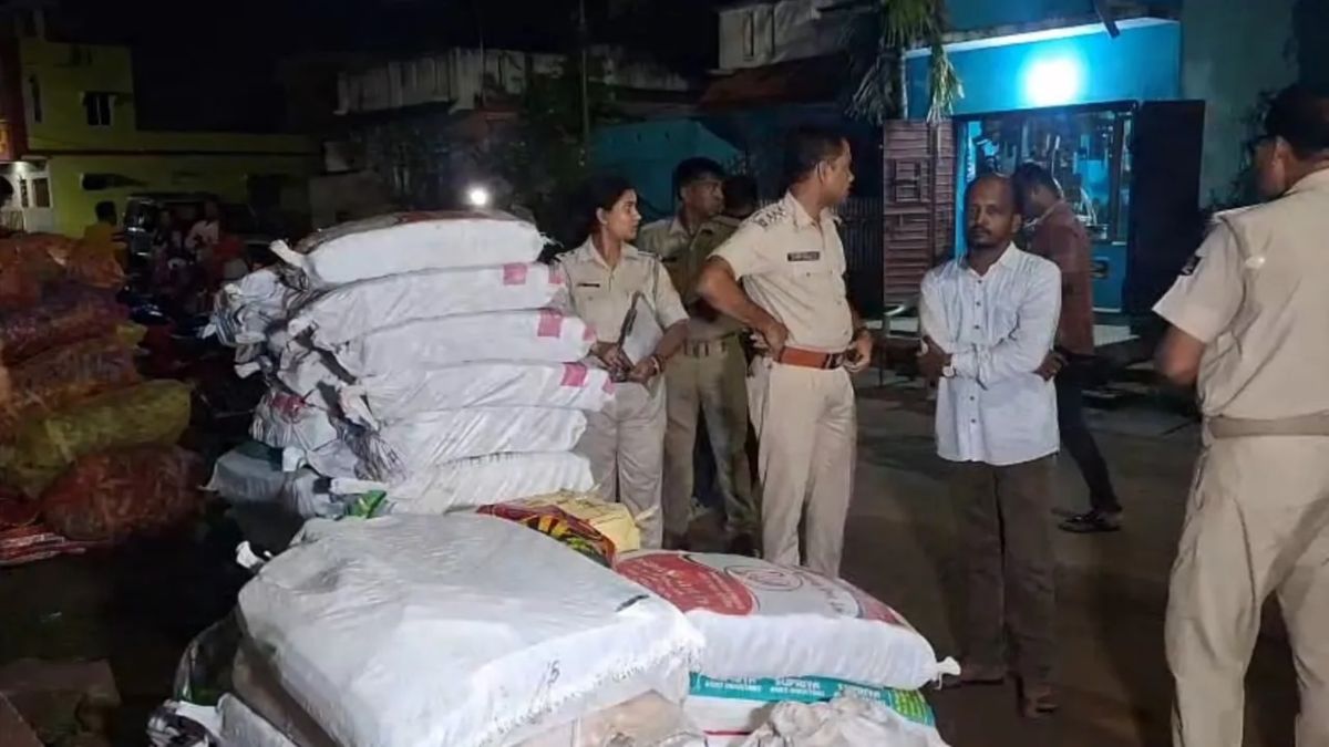 प्रशासन की बड़ी कार्रवाई: चावल गोदाम से लाखों के अवैध पटाखे बरामद, मालिक गिरफ्तार