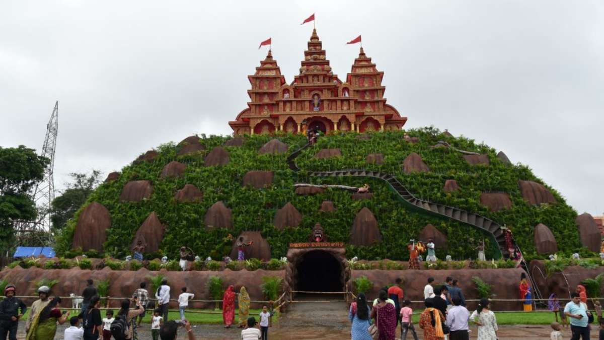 रसूलगढ़ दुर्गा पूजा: 70 फीट ऊंचा पंडाल में उत्तराखंड की झलक, खूबसूरती संग पर्यावरण संदेश