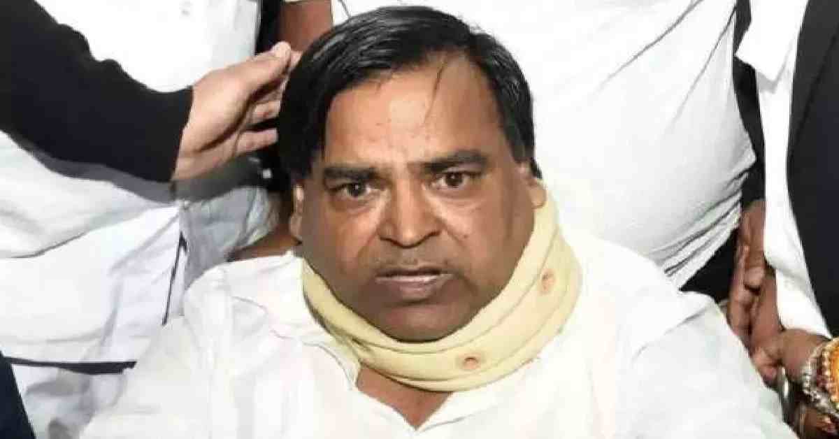पूर्व मंत्री गायत्री प्रजापति पर जानलेवा हमला: जेल में सफाईबंदी ने मारी लोहे की पटरी, अस्पताल में भर्ती