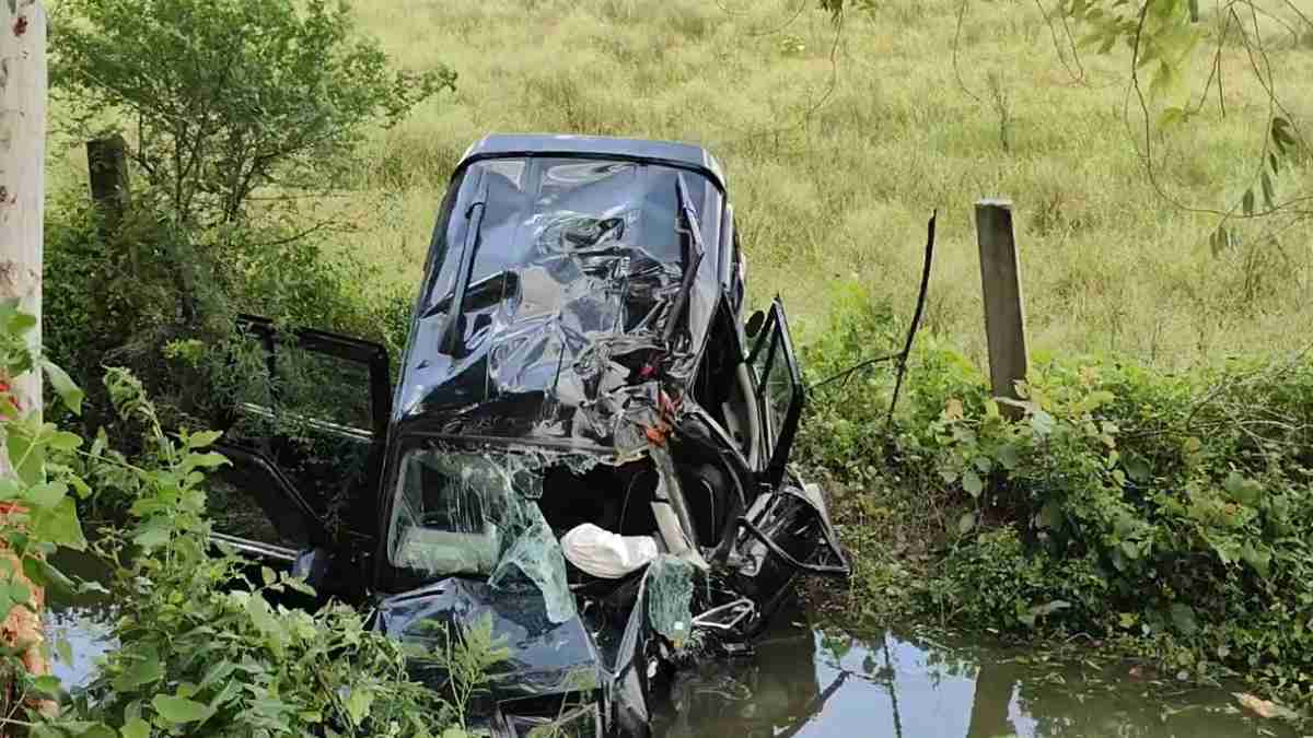 रफ्तार का कहरः भिंड सड़क हादसे में दो मौत, बाइक को बचाने के चक्कर में खाई में गिरी तेज रफ्तार कार