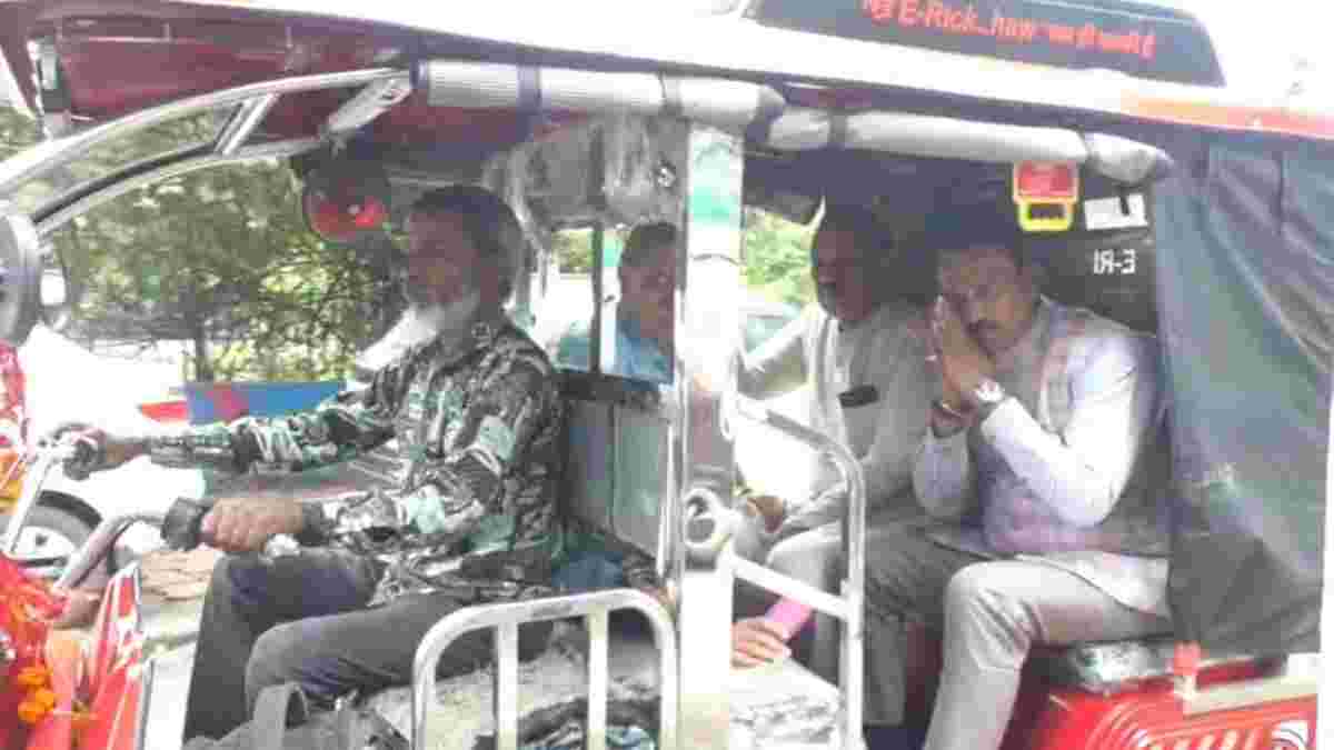 नो कार डे पर मंत्री का दिखावा! घर से ई रिक्शा पर निकले, बस में बैठे, फोटो खिंचवाई और फिर कार से भोपाल रवाना