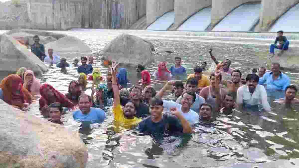 सिचाई परियोजना में भ्रष्टाचार और मुआवजे को लेकर जल सत्याग्रहः पानी में खड़े होकर ग्रामीणों न जताया विरोध, कंपनी ने सरकारी काम में बाधा का मामला कराया दर्ज