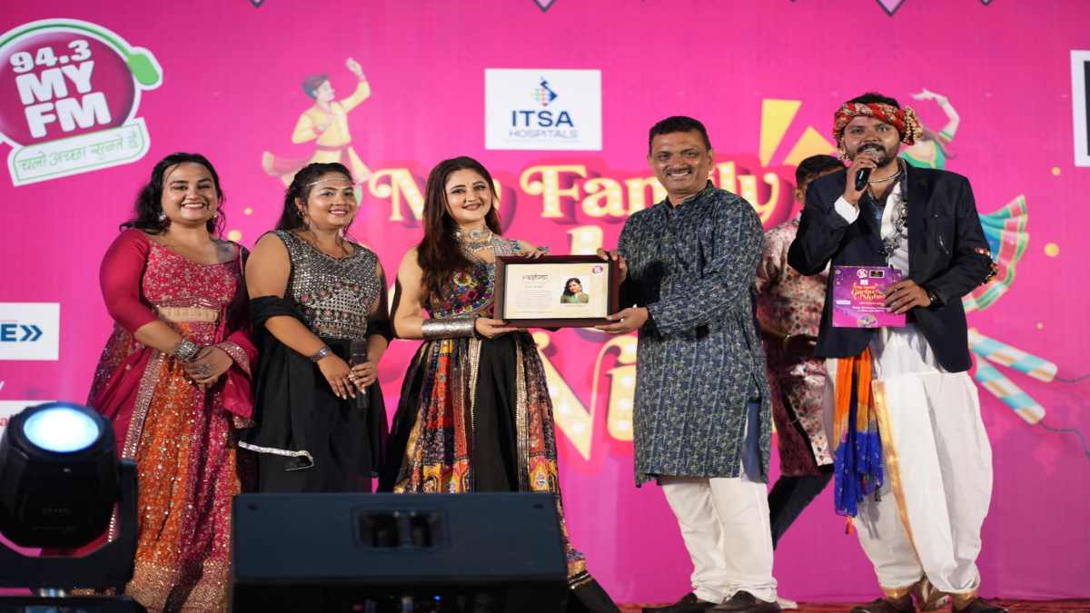 ‘माय फैमिली गरबा नाइट्स’ में रश्मि देसाई संग झूमे रायपुरियंस, आयोजन का आज अंतिम दिन, प्रतिभागी जीत सकते हैं कई आकर्षक इनाम