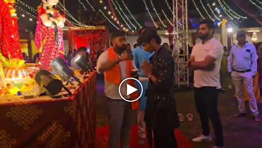 गरबा खेलने पहुंचा मुस्लिम युवक, हिंदू संगठन ने पकड़कर लगाया तिलक और लगवाए माता के जयकारे, देखें Video …