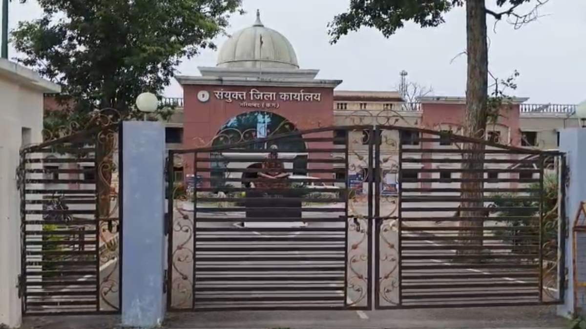CG NEWS: देर से दफ्तर आने वाले अधिकारी-कर्मचारियों के लिए कलेक्टर ने कराया गेट बंद, कहा- रवैया नहीं बदला, तो होगी कड़ी कार्रवाई…